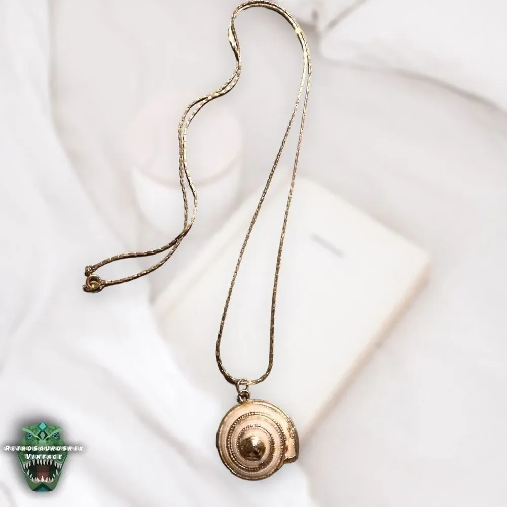 VINTAGE Power Nautilus Seashell & Gold Tone Metal Chain Pendant Mermaid Necklace - Picture 10 of 10